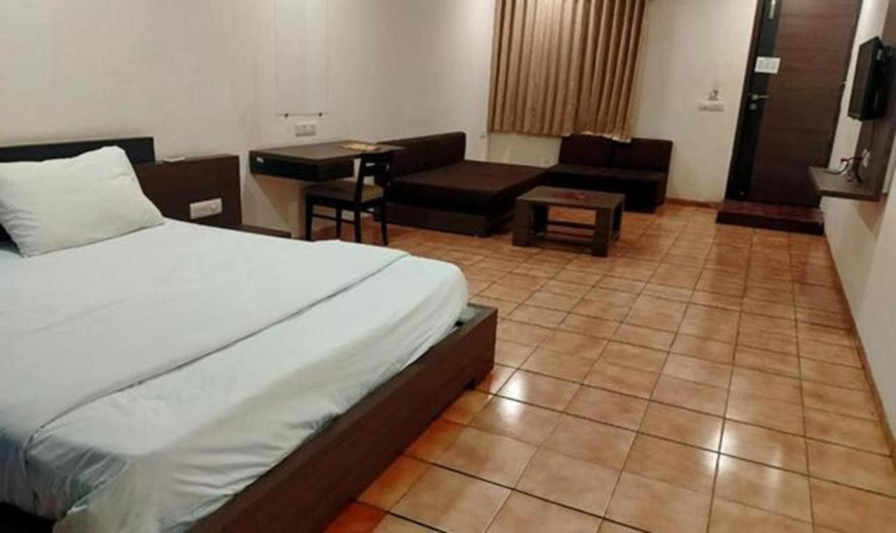 Hotel Sun N Step Club Ahmedabad Eksteriør billede