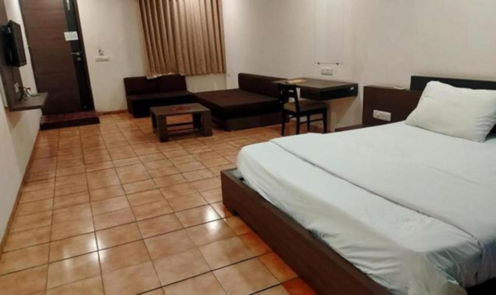 Hotel Sun N Step Club Ahmedabad Eksteriør billede