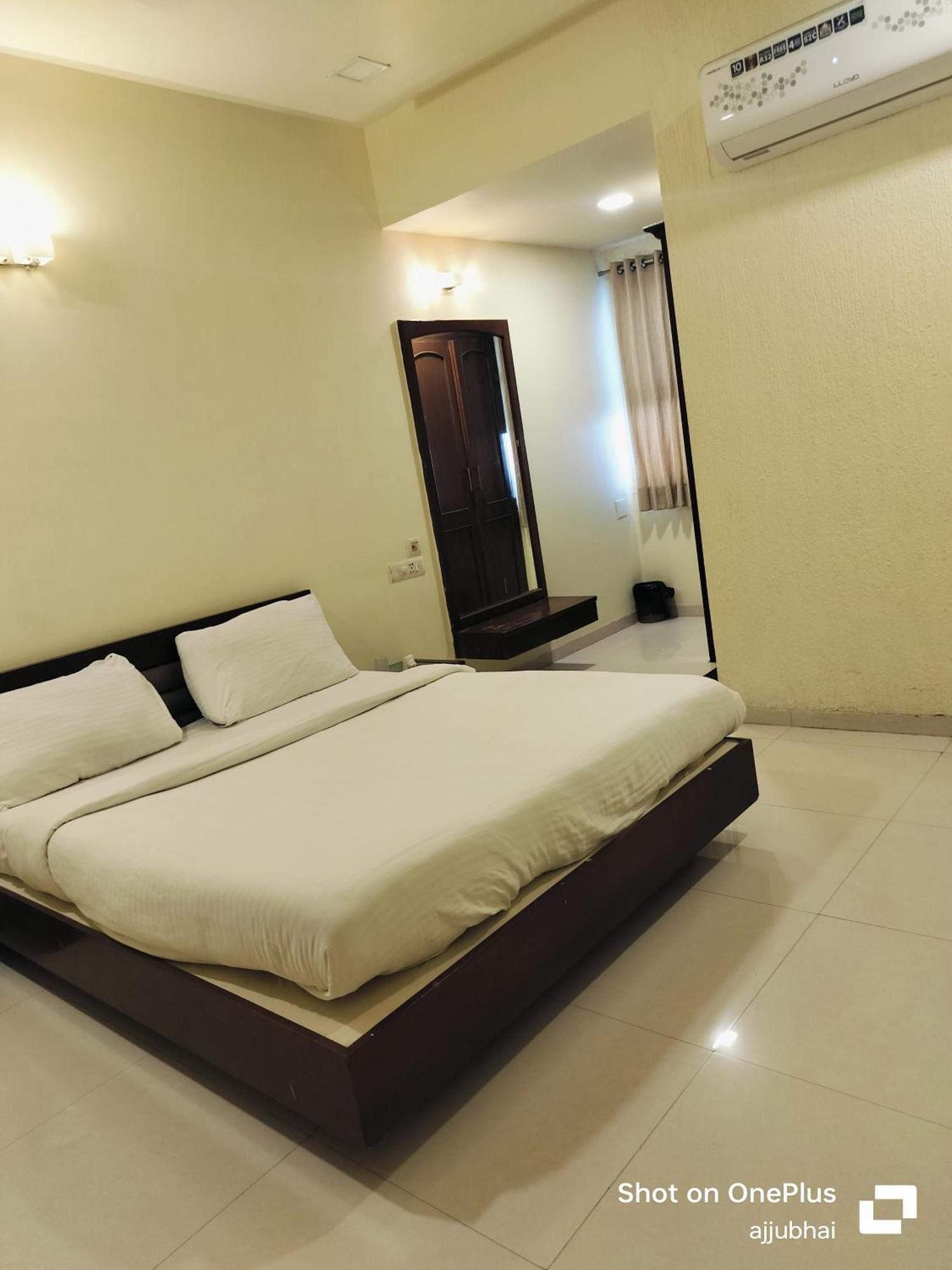 Hotel Sun N Step Club Ahmedabad Eksteriør billede